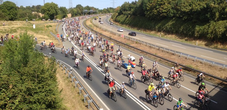 Mit dem Fahrrad auf der Autobahn